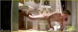 组图：埃夫隆新片转型 全裸露臀鸟藏马桶
