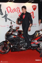 组图：郭富城助阵单车发布会 变身机车男耍酷