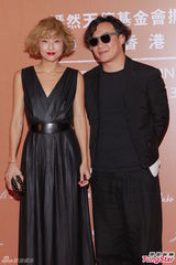 群星闪耀嫣然基金晚宴 王菲旗袍装与李亚鹏恩爱