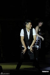 组图：《虾仔爹地》首演落幕 刘德华友情客串