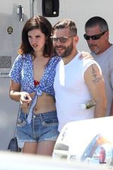 组图：打雷姐红艳泳装身材走样 与型男高空紧拥