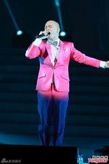 组图：侧田个唱弄哭女友 大方摘帽露光头