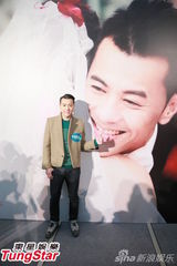 组图：梁汉文马年与妻聚少离多 情人节错过庆祝