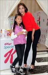 组图：韩星孙丹菲出席代言活动 红黑配显娇媚