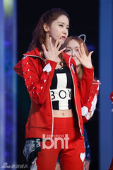 组图：韩团少女时代露小蛮腰 新曲打榜三连冠