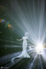 组图：莎拉上海演唱会舞台梦幻 感恩歌迷返场