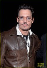 组图：德普皮衣帅气亮相 巴里摩尔黄裙挺大肚