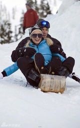 幻灯图集：希尔顿和男友滑雪度假直升机接送