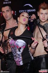 组图：钟丽缇熊黛林两代天王嫂合体