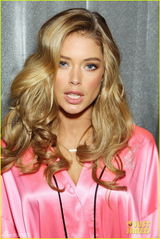 组图：维多利亚秘密曝秀场后台照 超模穿粉红睡衣