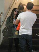 组图：梅根-福克斯挺大肚现身 爱子叼奶嘴萌呆