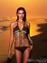 组图：C罗女友伊莉娜丰乳傲人 性感泳装秀半球
