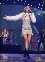 组图：麦莉雷人渔网装开唱 黑色乳贴似走光