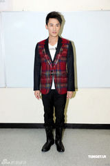 幻灯图：林峰帅气现身《劲歌金曲》 古巨基另类时尚