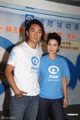 组图：郑伊健与蒙嘉慧无造人计划 助养柬埔寨小孩