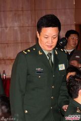 组图：阎维文当姥爷自诩最幸福 董文华军装英姿