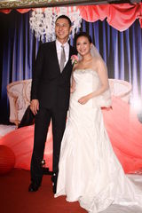 组图：何妤玟补请婚宴穿百万婚纱 婚后不急做人