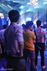 幻灯图：快男突围赛现神秘LV男 疑似唱片界同行挖角