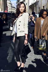 组图：吴佩慈巴黎百变看秀 街头狂奔仍呼值得