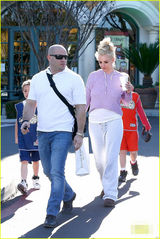 组图：布兰妮腿粗腰圆变大妈 带两爱子外出逛街