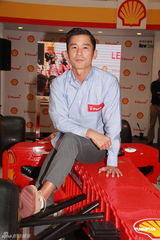 组图：林海峰出席品牌活动 流连名车模型不罢手