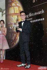 组图：最佳男配角郑中基后台激吻太太余思敏