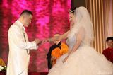组图：周立波婚礼为新娘戴戒指 相约厮守终生