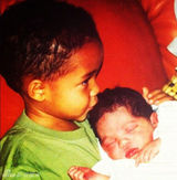 组图：威尔史密斯温馨全家福 儿子贾登半裸卖萌