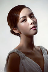 组图：陈怡最新写真曝光 着白纱裙大玩光影魅惑