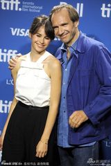 组图：《看不见的女人》琼斯被导演摸肩蜜笑