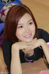 组图：陈百祥带女艺员排节目 叶翠翠趴地露乳沟