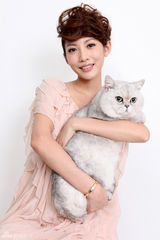 组图：王梓诺拍宠物杂志封面 为小动物献爱心