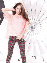 组图：f(x)Krystal代言秀雪肤 与男模清新上阵