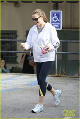 组图：小本妻女现身披萨聚会 穿着随性惬意