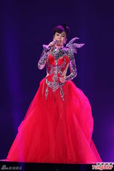 组图：江蕙演唱会造型似黄金圣衣 舞台绚丽迷幻