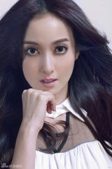组图：陈一诺清新写真曝光 明朗微笑