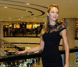 组图：超模坎蒂丝墨西哥走秀 蕾丝黑裙走光