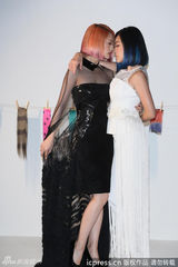 组图：小S杨丞琳同性暧昧 激情互摸挑逗尺度大