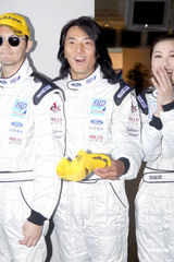 高清图：壹基金杯慈善赛车将开战 众星高温苦练