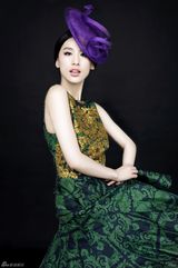 组图：黄圣依抱病拍写真 深V长裙秀性感