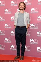 组图：竞赛片《无畏者》发布 男星做鬼脸搞怪