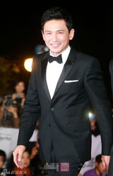 组图：黄正民亮相大钟红毯 全程笑脸显亲切