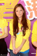 高清图：谭咏麟与郑欣宜做公益 与长者搭乘地铁