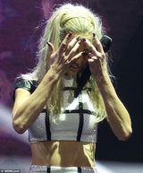 组图：G-aloud演唱会成员激凸 超低裤装险走光