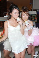 组图：黄榕与靓模玩雪糕涂胸 饱满双峰诱人垂涎