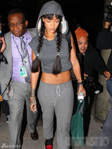 组图：蕾哈娜梳麻花辫可爱 穿露脐装秀小蛮腰