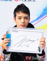 组图：韩男团TONY AN&SMASH时尚亮相签名会