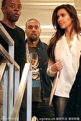 组图：卡戴珊火速搭上坎耶韦斯特 结伴逛街被拍