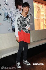 组图：古巨基获歌迷提前庆生 暂无结婚计划或闪婚