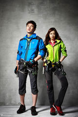 高清组图：韩星严泰雄高雅拉户外写真出炉自然俏皮